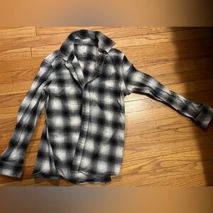 Gap shirt for boy black and gray ,very good condition worn only once.